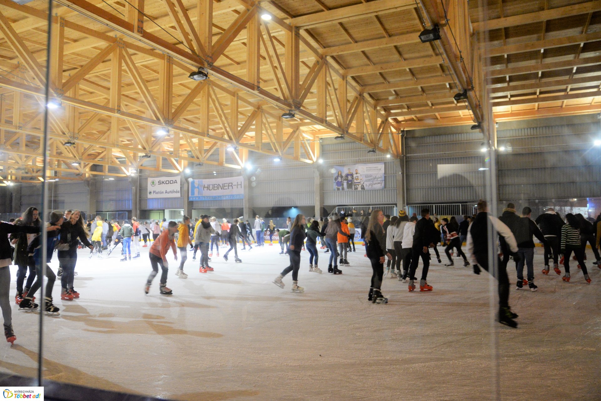 ICE PARTY-val nyitott a jégpálya