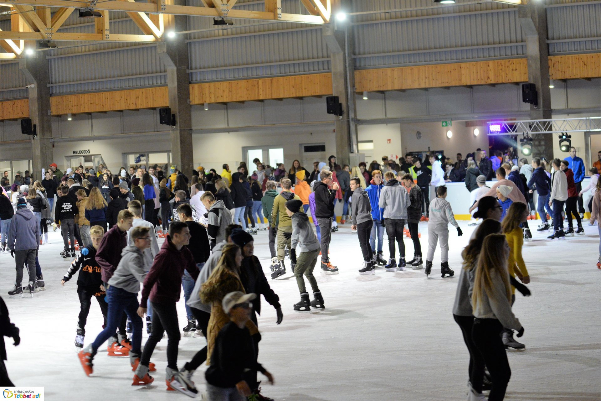 ICE PARTY-val nyitott a jégpálya