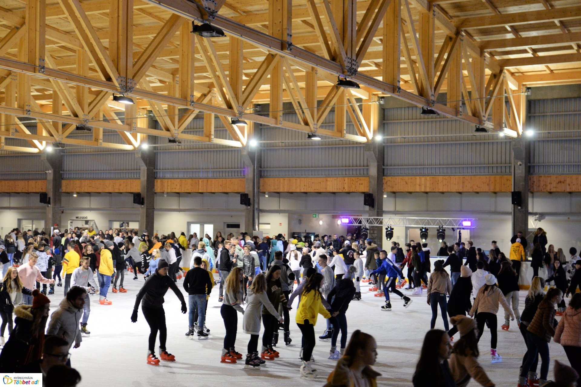 ICE PARTY-val nyitott a jégpálya