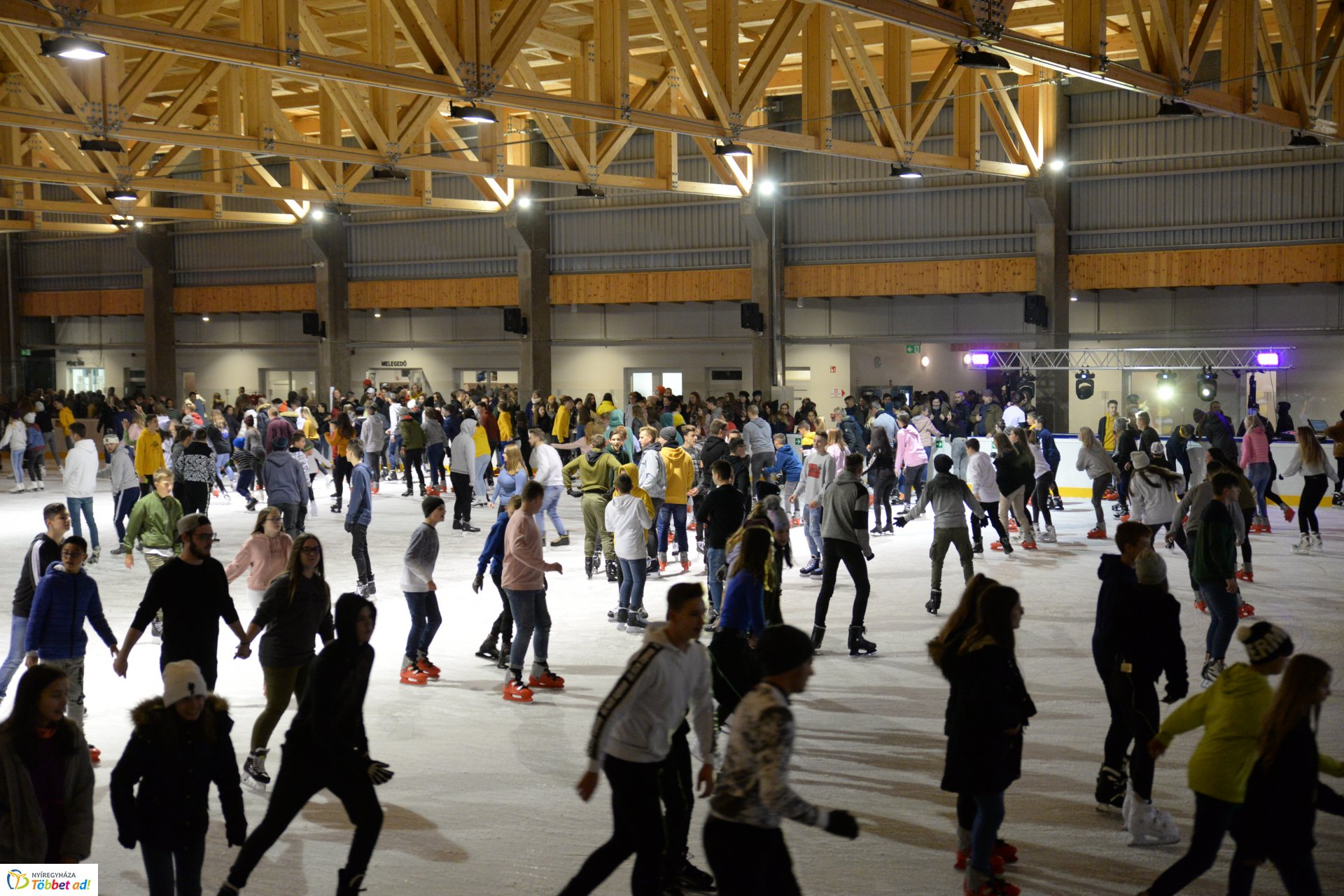 ICE PARTY-val nyitott a jégpálya