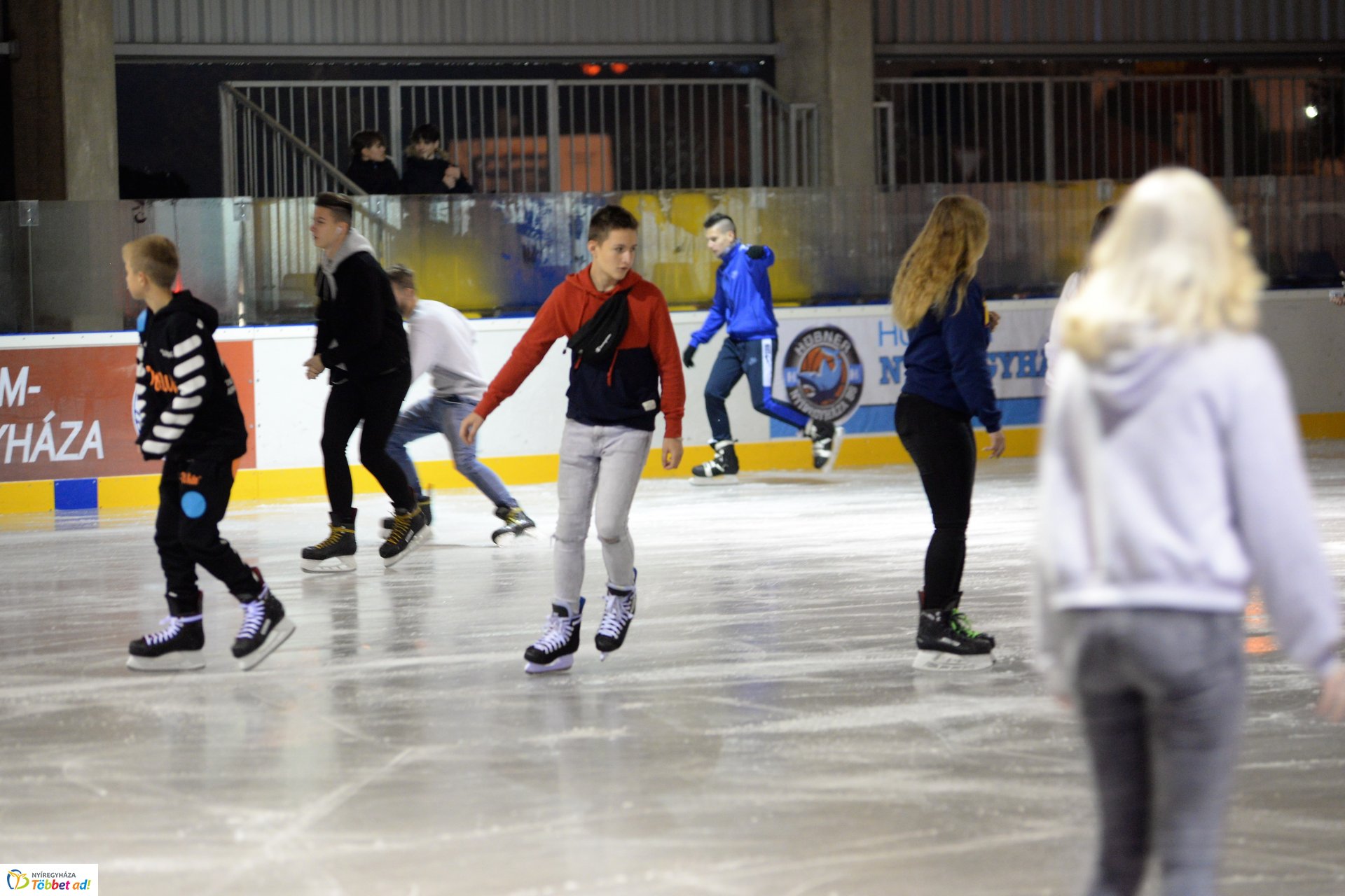 ICE PARTY-val nyitott a jégpálya