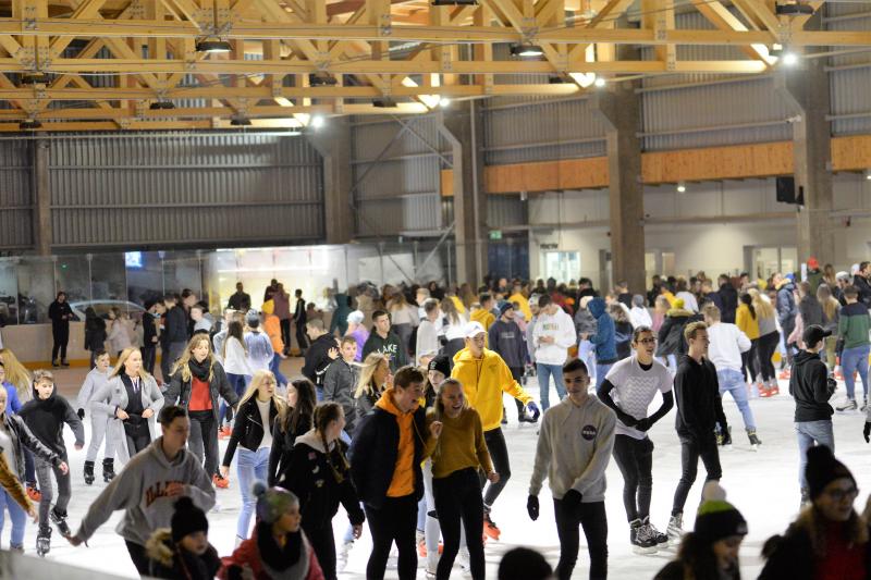 ICE PARTY-val nyitott a jégpálya