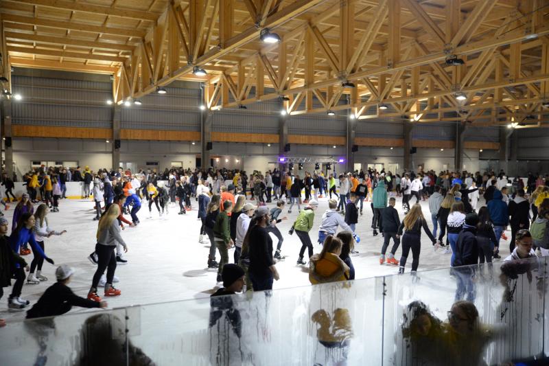 ICE PARTY-val nyitott a jégpálya