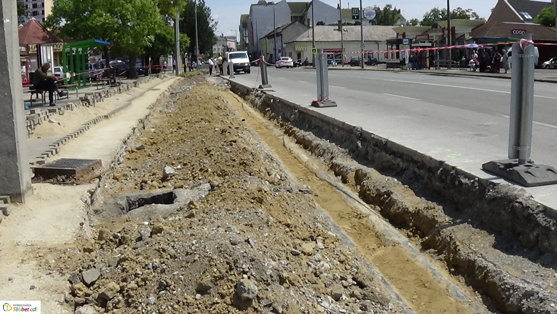 Ideiglenesen áthelyezték a buszmegállókat a Rákóczi úton