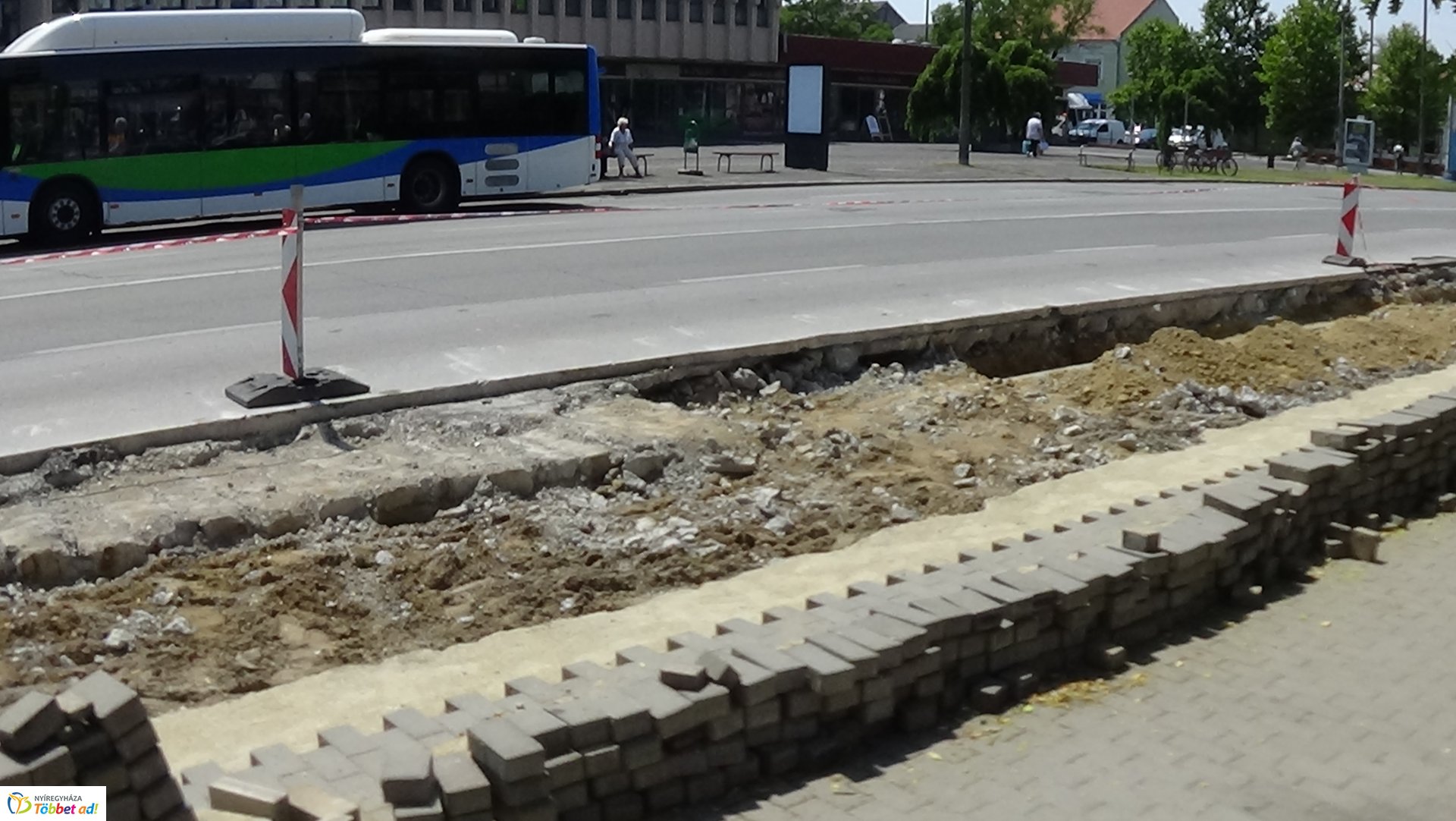 Ideiglenesen áthelyezték a buszmegállókat a Rákóczi úton