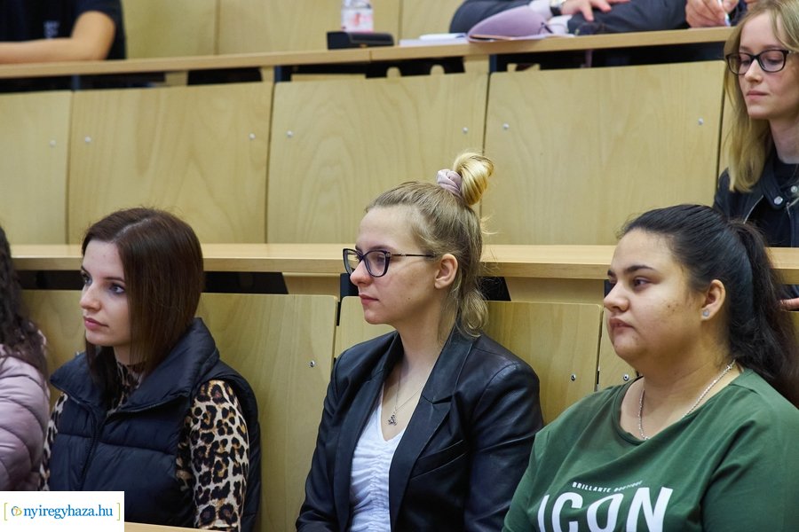 Ifjúság konferencia az egyetemen