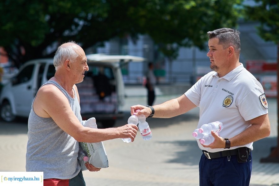 Ingyenes ásványvíz osztás 20210623