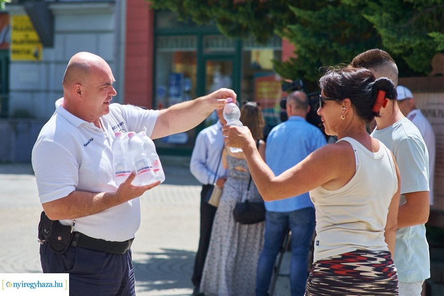 Ingyenes ásványvíz osztás 20210623