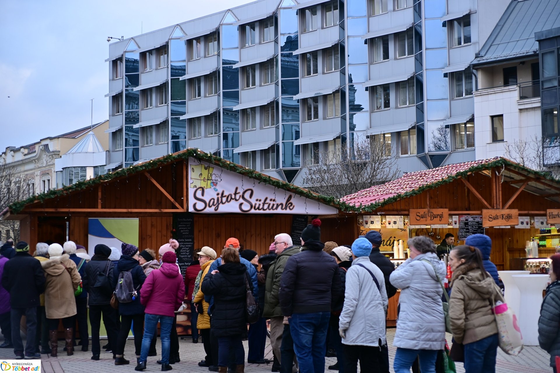 Ajándék az önkormányzattól; ismét friss lapcsánkát kínáltak a Kossuth téren