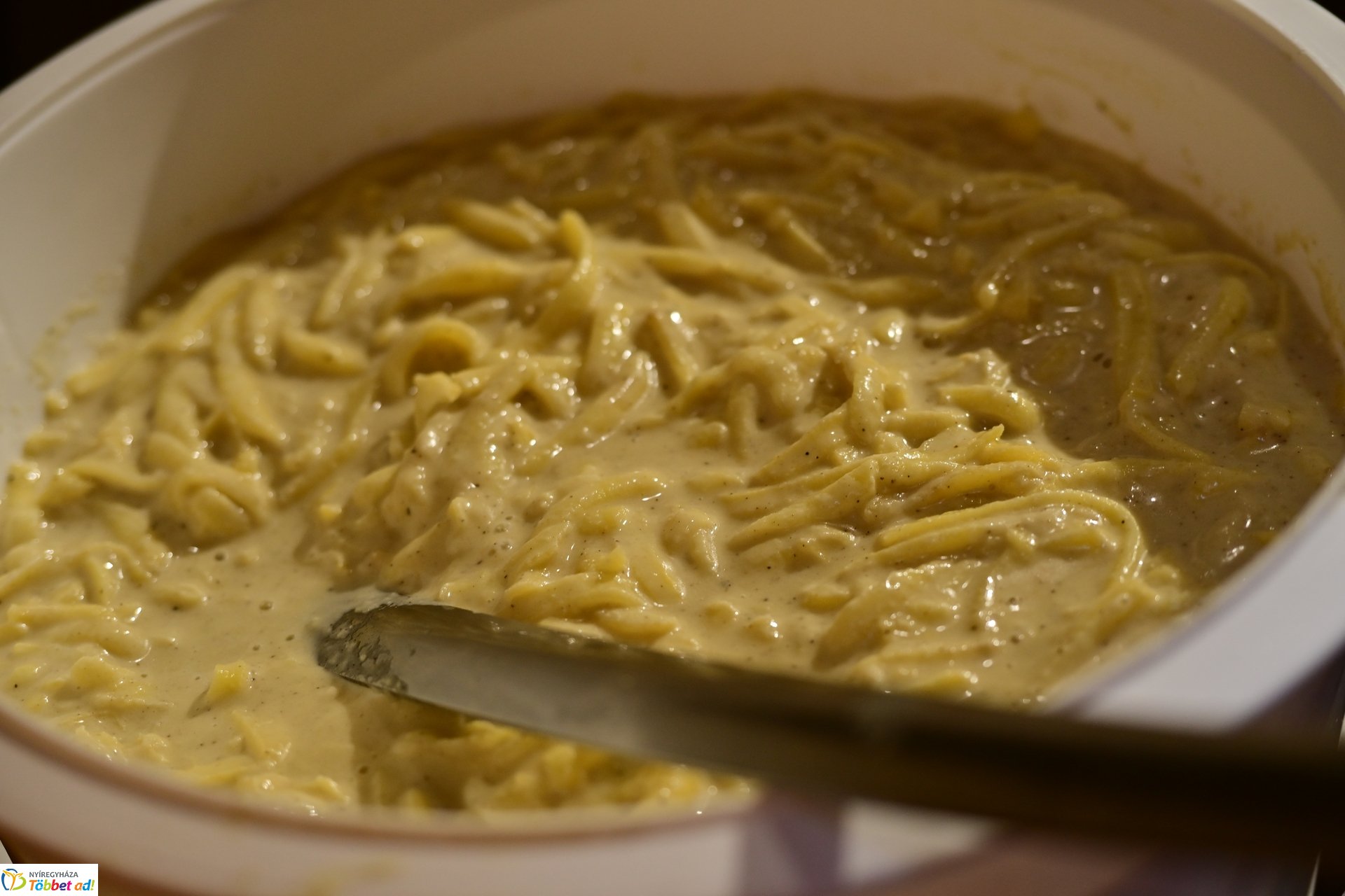 Ajándék az önkormányzattól; ismét friss lapcsánkát kínáltak a Kossuth téren