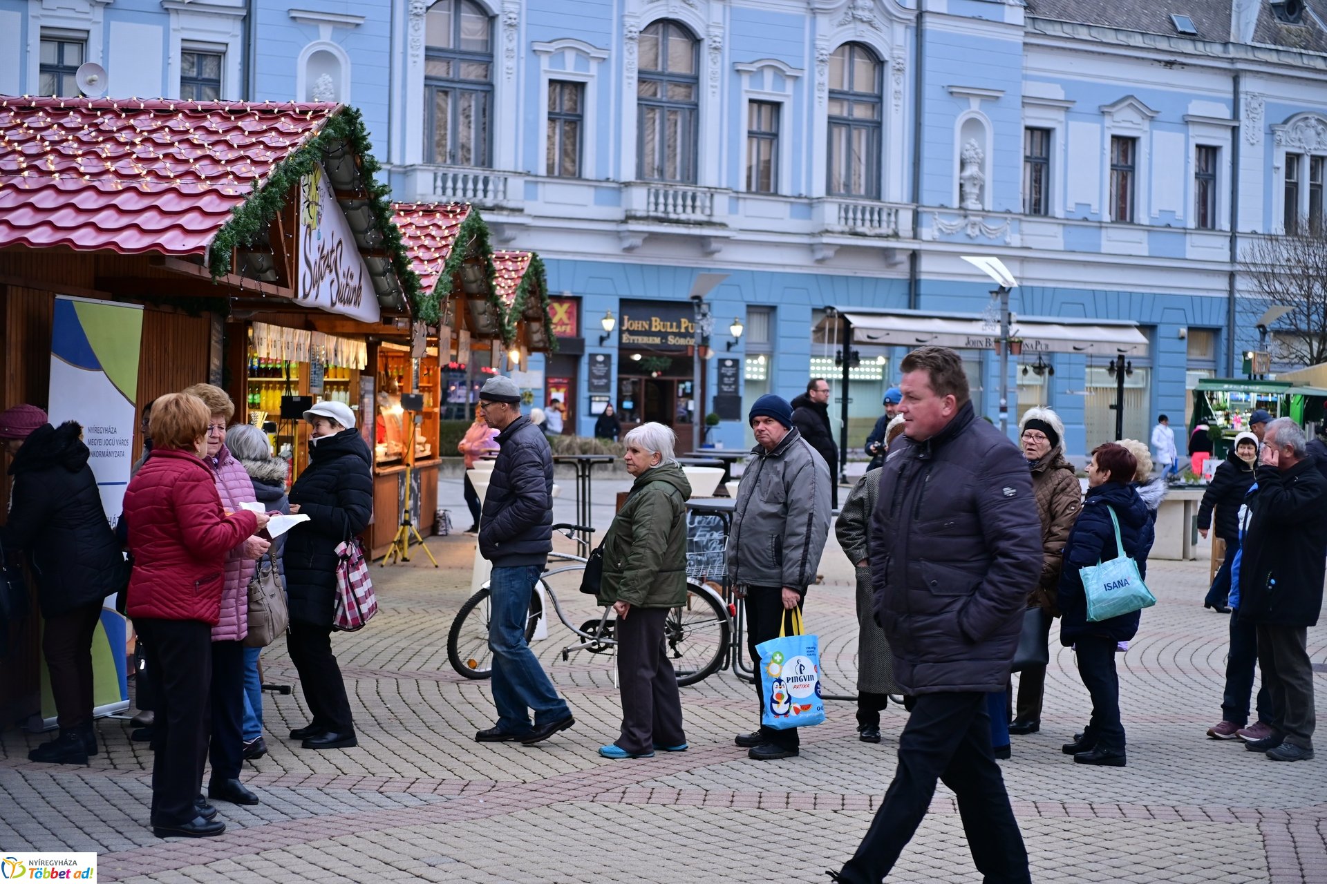 Ajándék az önkormányzattól; ismét friss lapcsánkát kínáltak a Kossuth téren