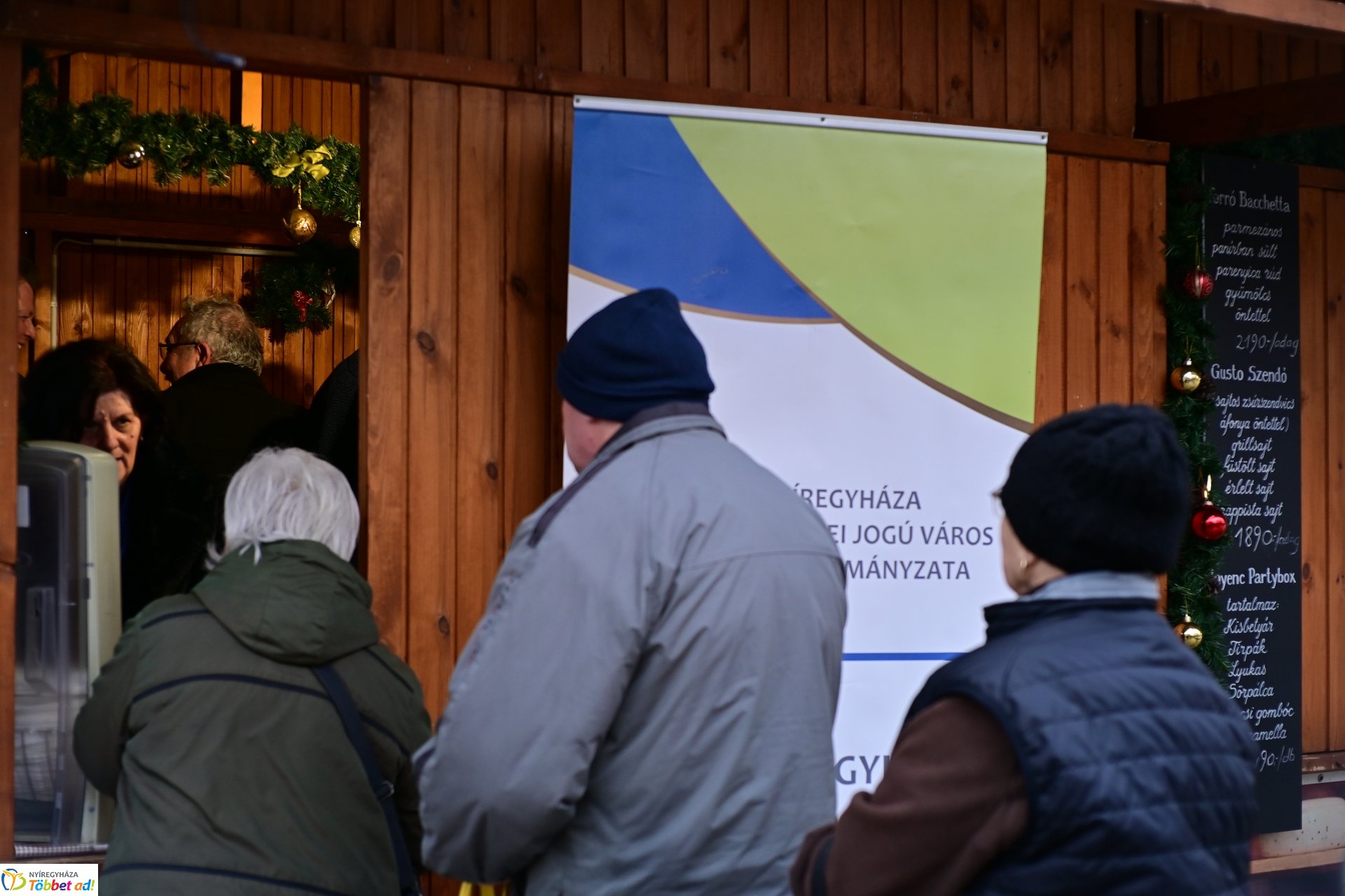 Ajándék az önkormányzattól; ismét friss lapcsánkát kínáltak a Kossuth téren