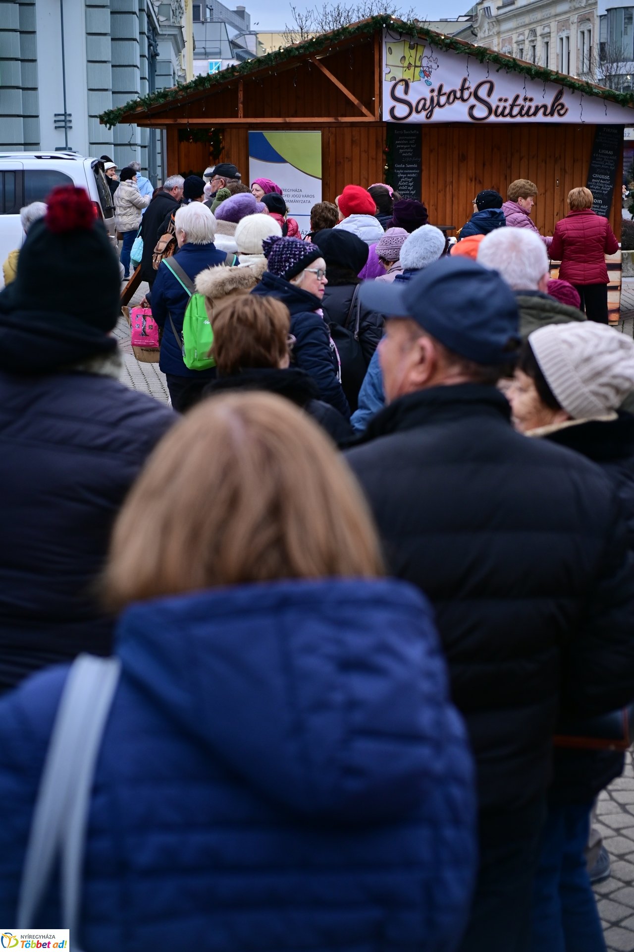 Ajándék az önkormányzattól; ismét friss lapcsánkát kínáltak a Kossuth téren