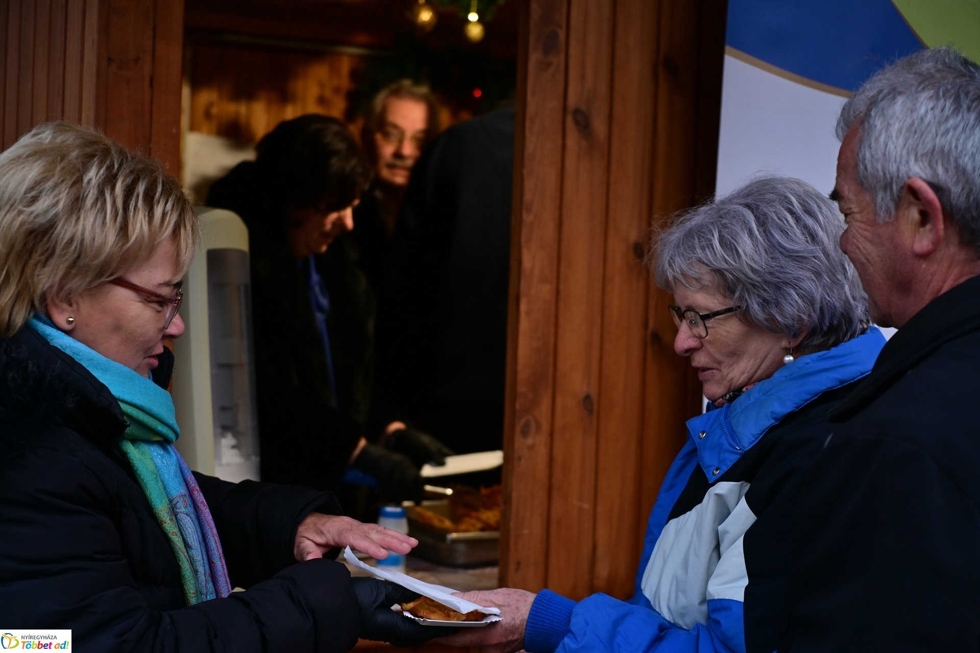 Ajándék az önkormányzattól; ismét friss lapcsánkát kínáltak a Kossuth téren