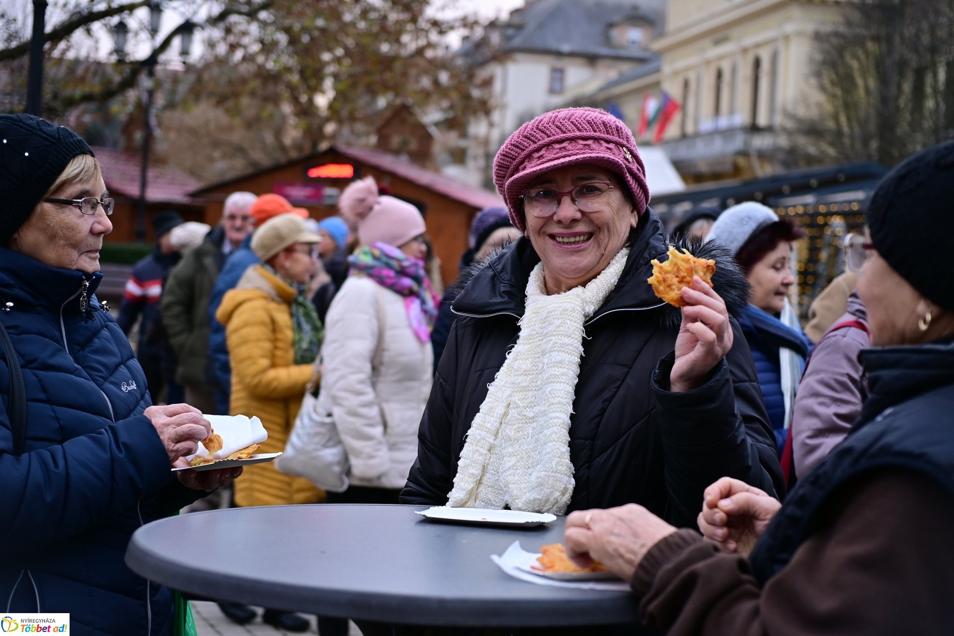 Ajándék az önkormányzattól; ismét friss lapcsánkát kínáltak a Kossuth téren