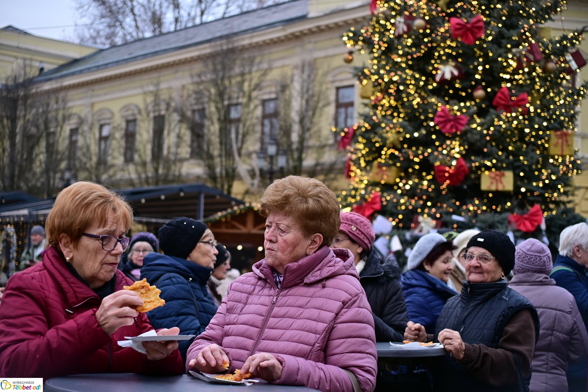 Ajándék az önkormányzattól; ismét friss lapcsánkát kínáltak a Kossuth téren