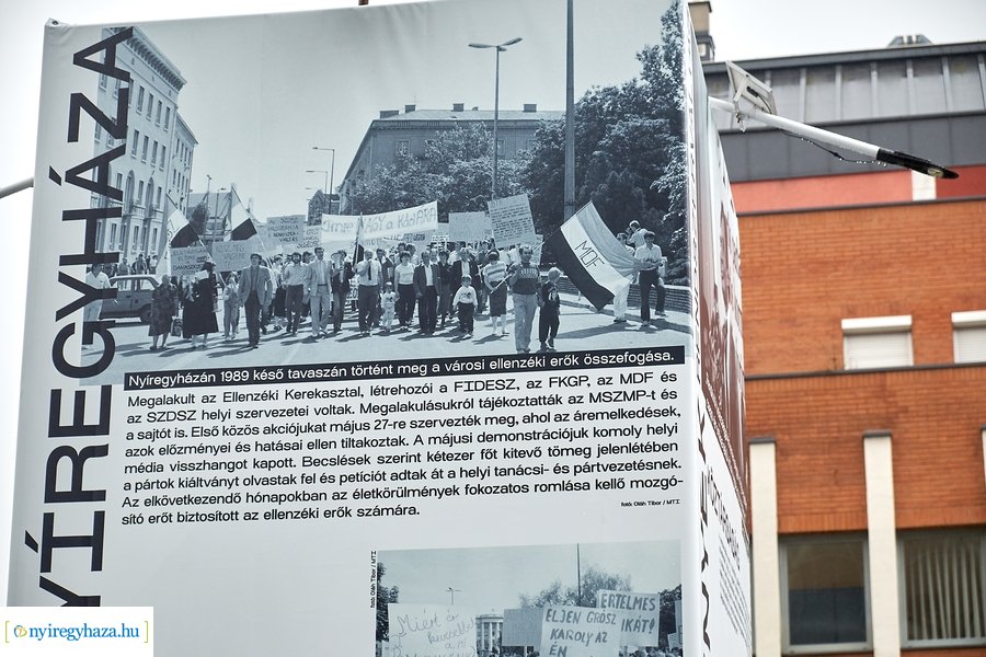 Installáció a Szabadság téren