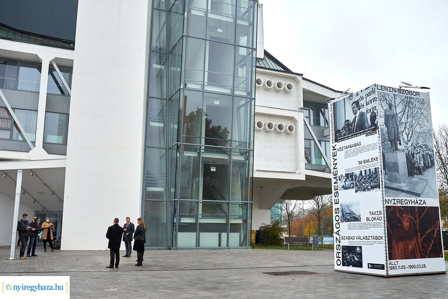 Installáció a Szabadság téren