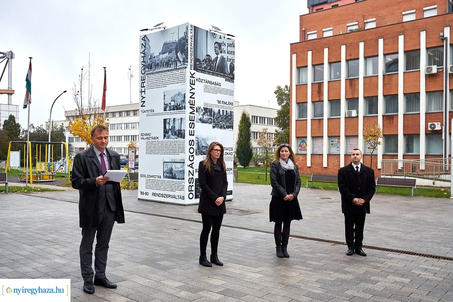 Installáció a Szabadság téren