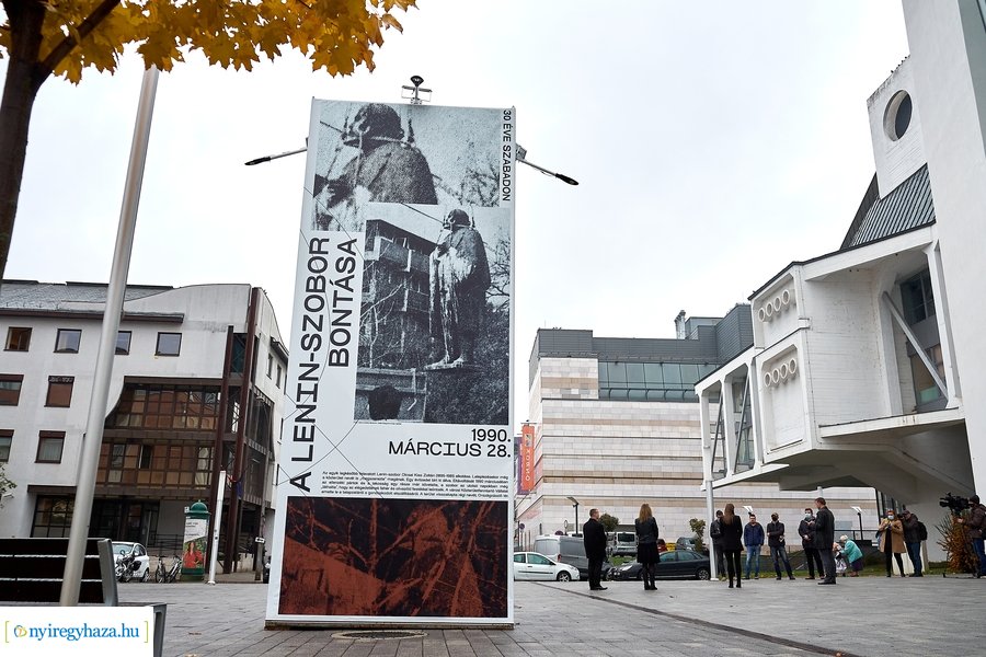 Installáció a Szabadság téren