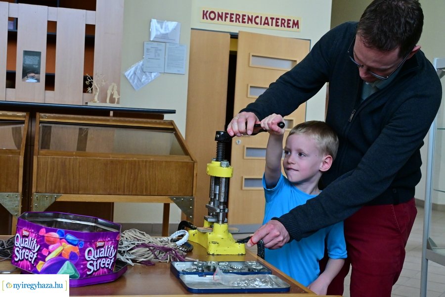 Iparművészek a könyvtárban 20240406