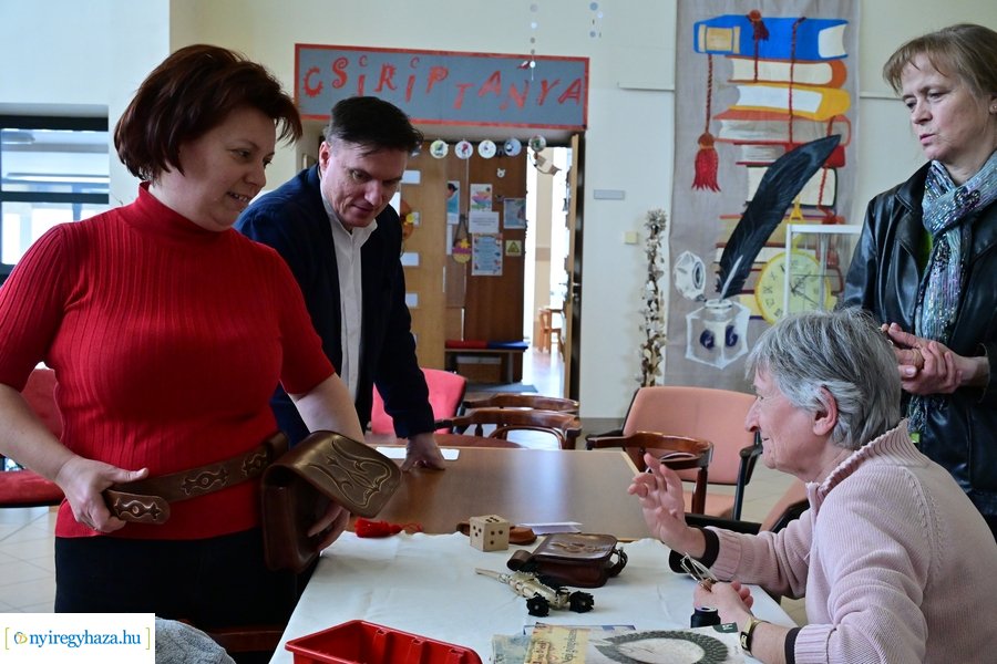 Iparművészek a könyvtárban 20240406