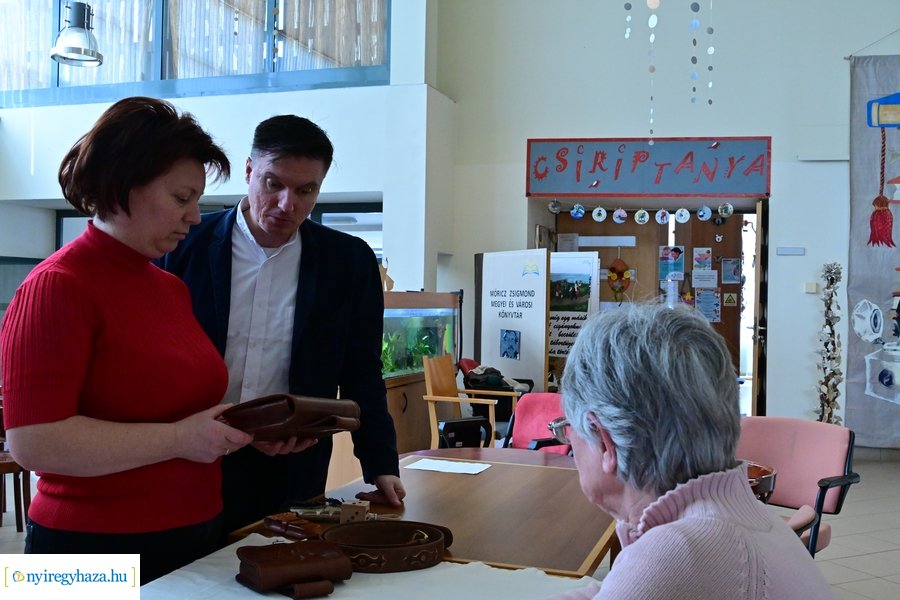 Iparművészek a könyvtárban 20240406