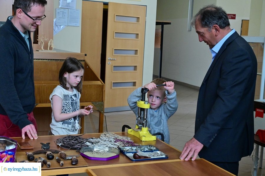 Iparművészek a könyvtárban 20240406