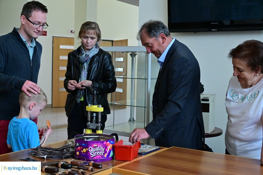 Iparművészek a könyvtárban 20240406