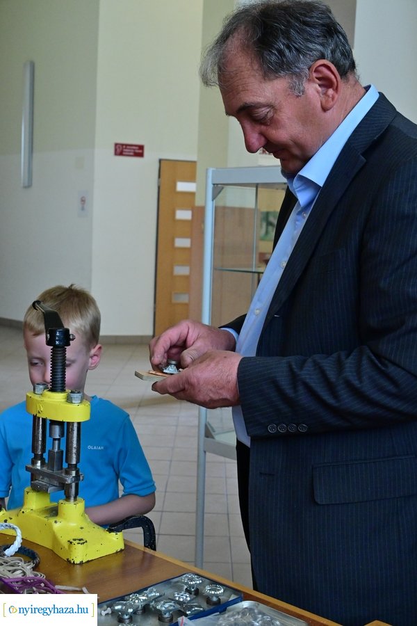 Iparművészek a könyvtárban 20240406