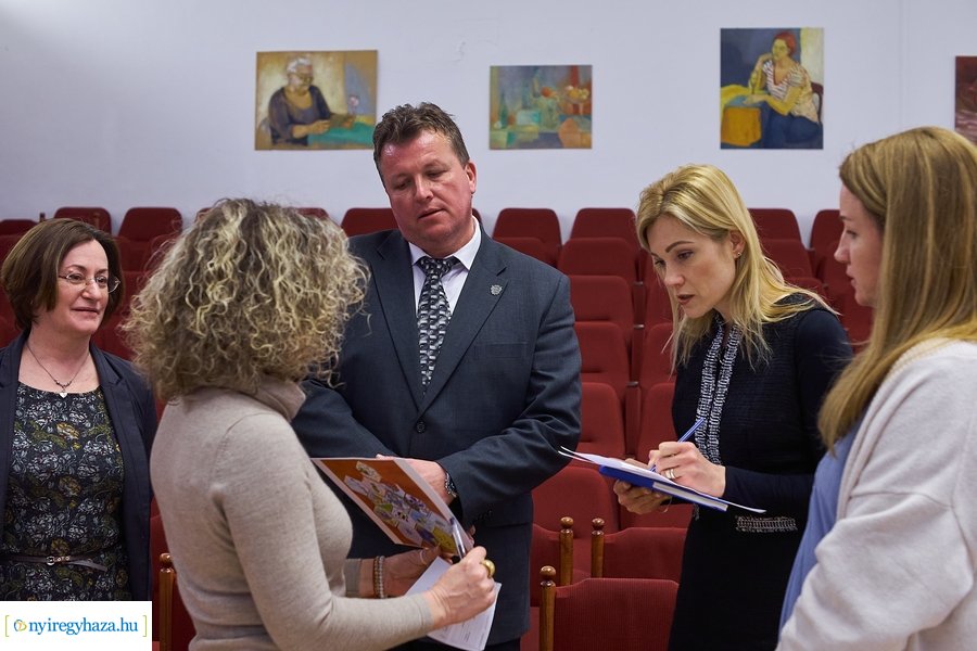 Iskolai alkotásokat zsűriztek a művészetiben