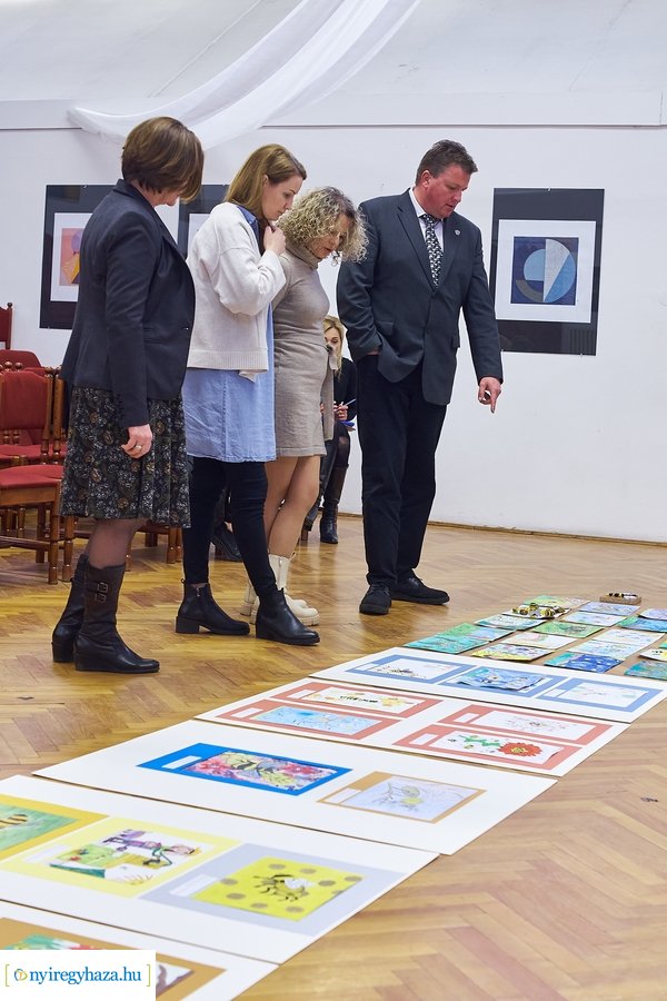 Iskolai alkotásokat zsűriztek a művészetiben