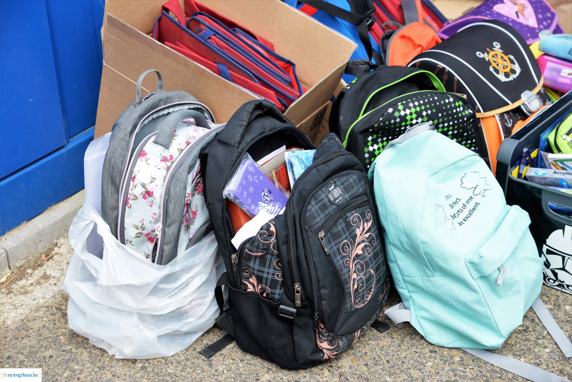 Iskolatáska gyűjtő akció az ÉAK-nál