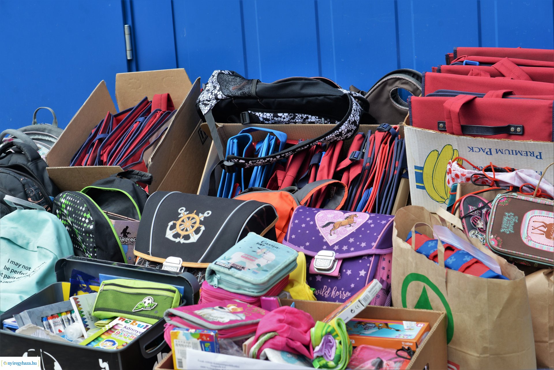 Iskolatáska gyűjtő akció az ÉAK-nál