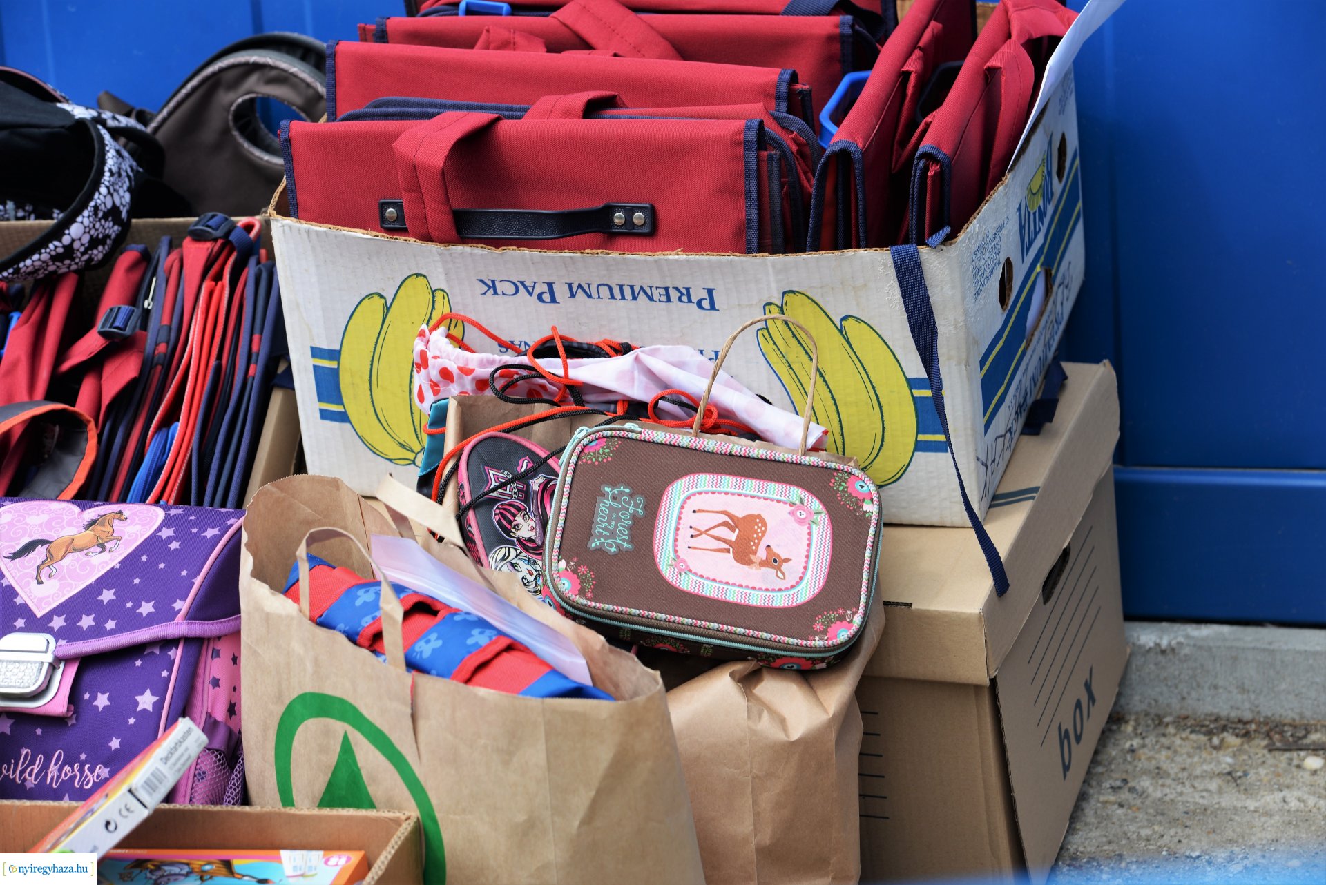 Iskolatáska gyűjtő akció az ÉAK-nál