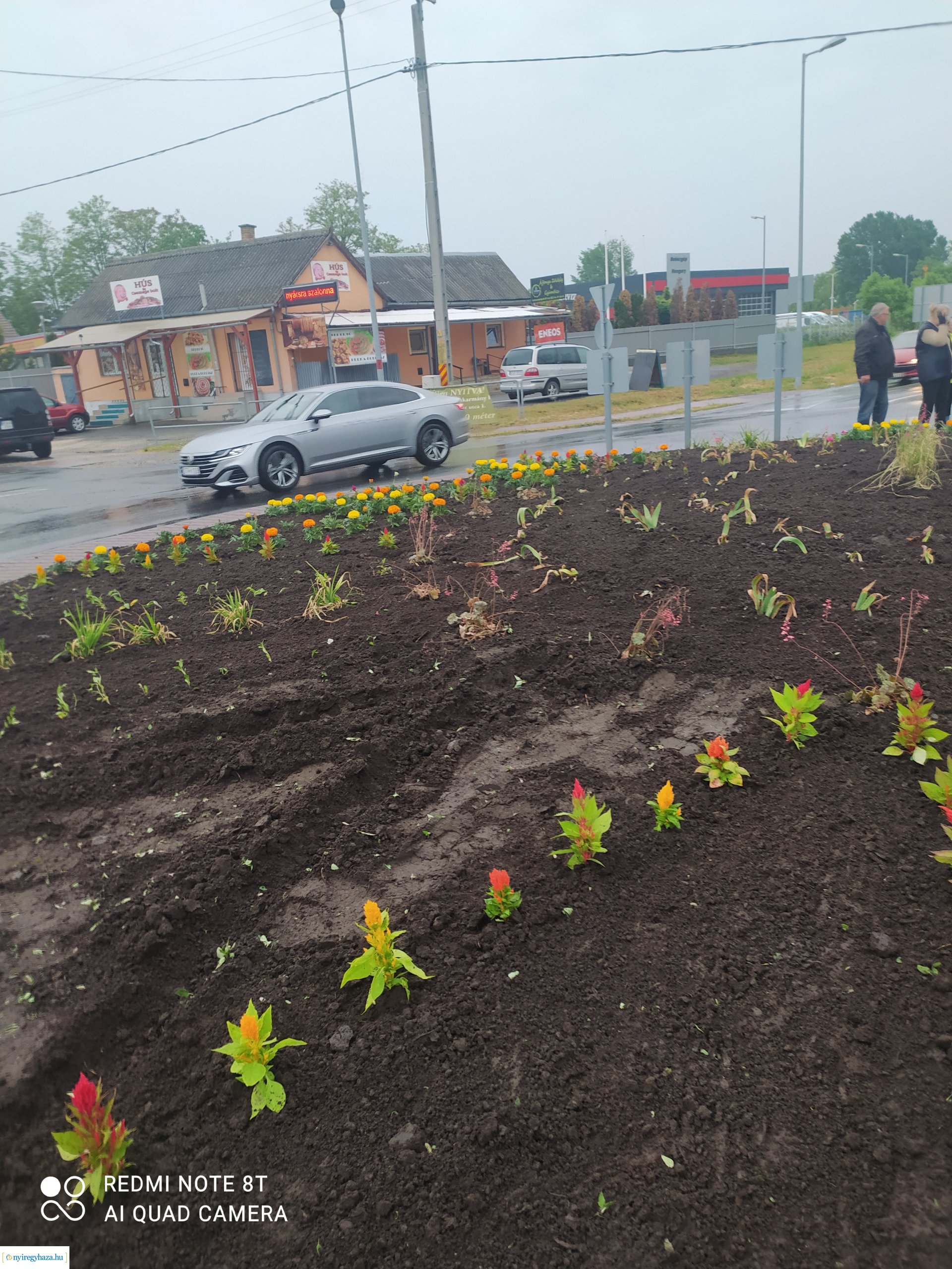 Ismét virágba borult Oroson a Vezér utcai körforgalom