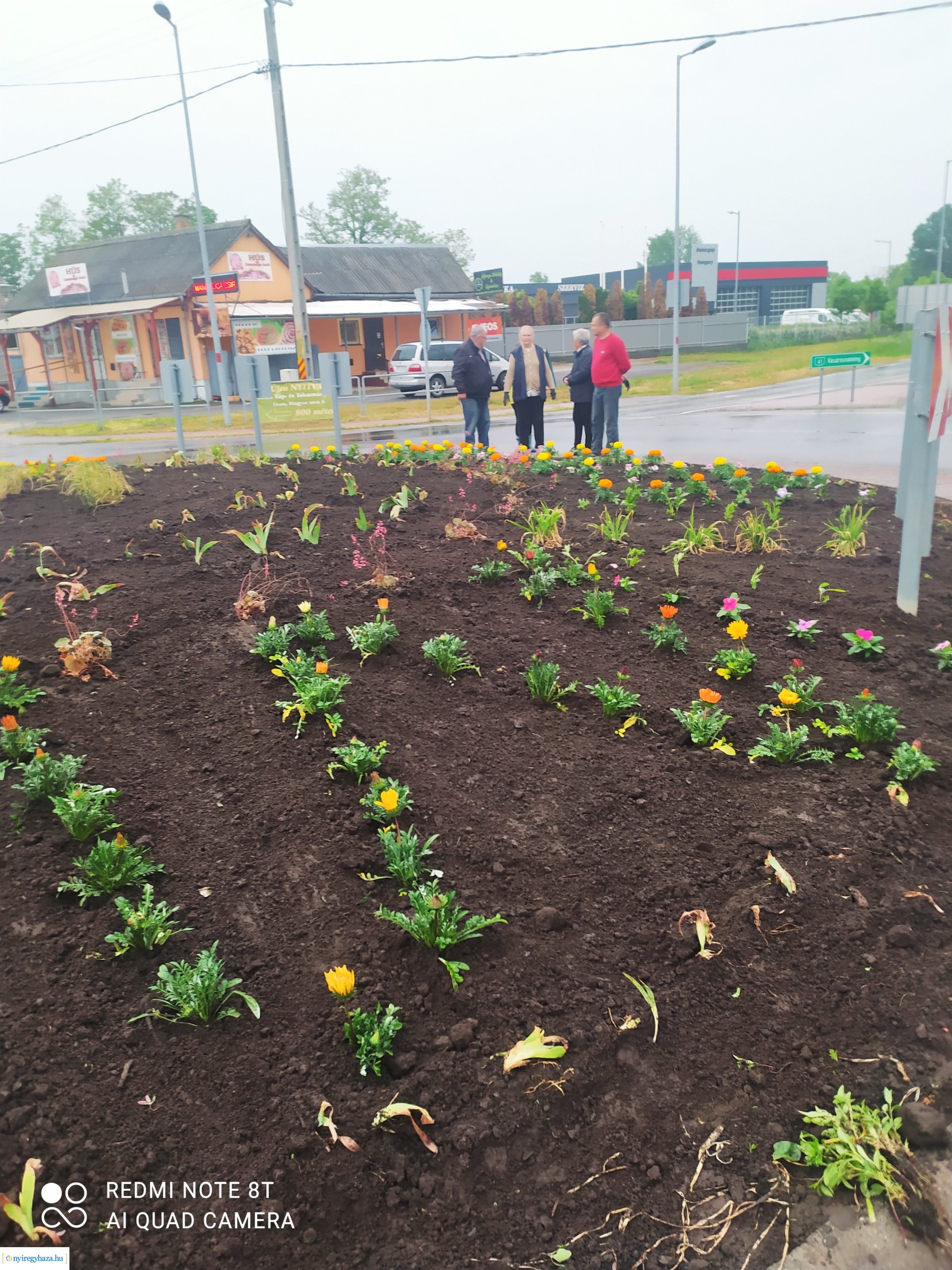 Ismét virágba borult Oroson a Vezér utcai körforgalom