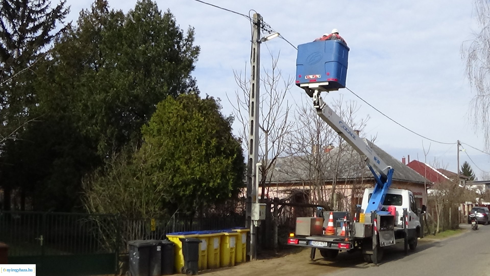 Izzókat cseréltek az E.ON szakemberei a Hímesben