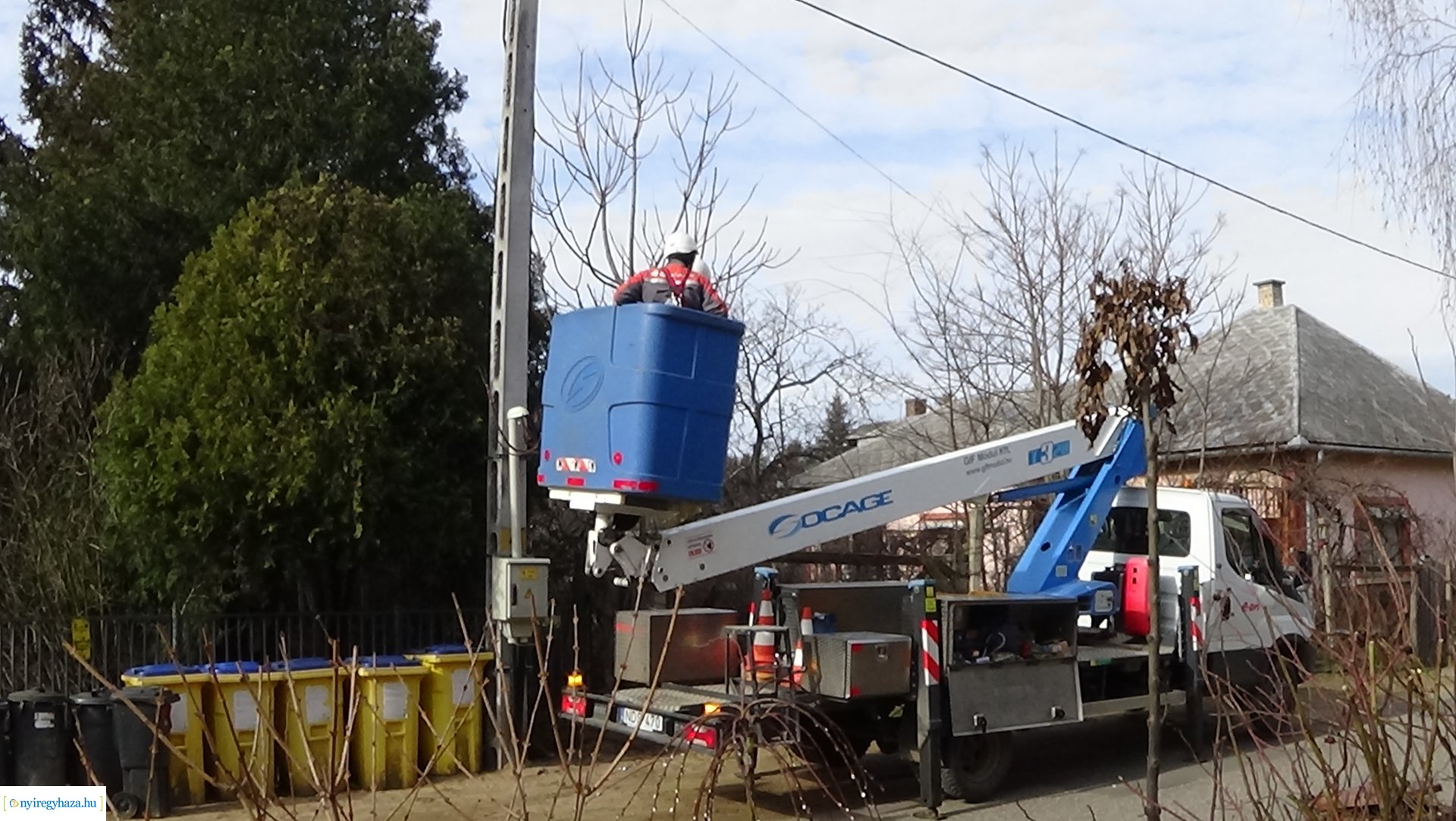 Izzókat cseréltek az E.ON szakemberei a Hímesben