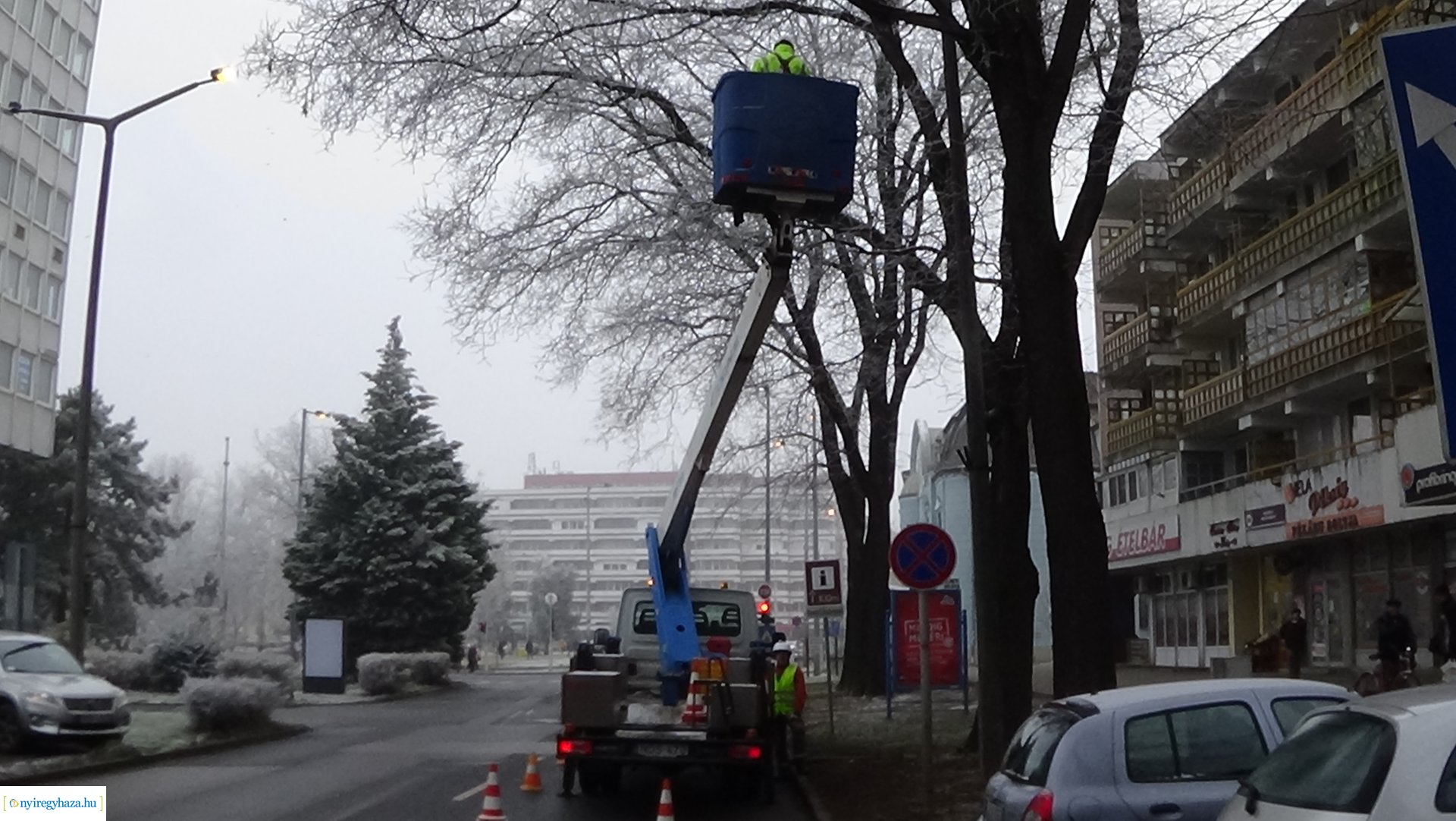 Izzókat cseréltek az E.ON szakemberei a Szarvas utcán 