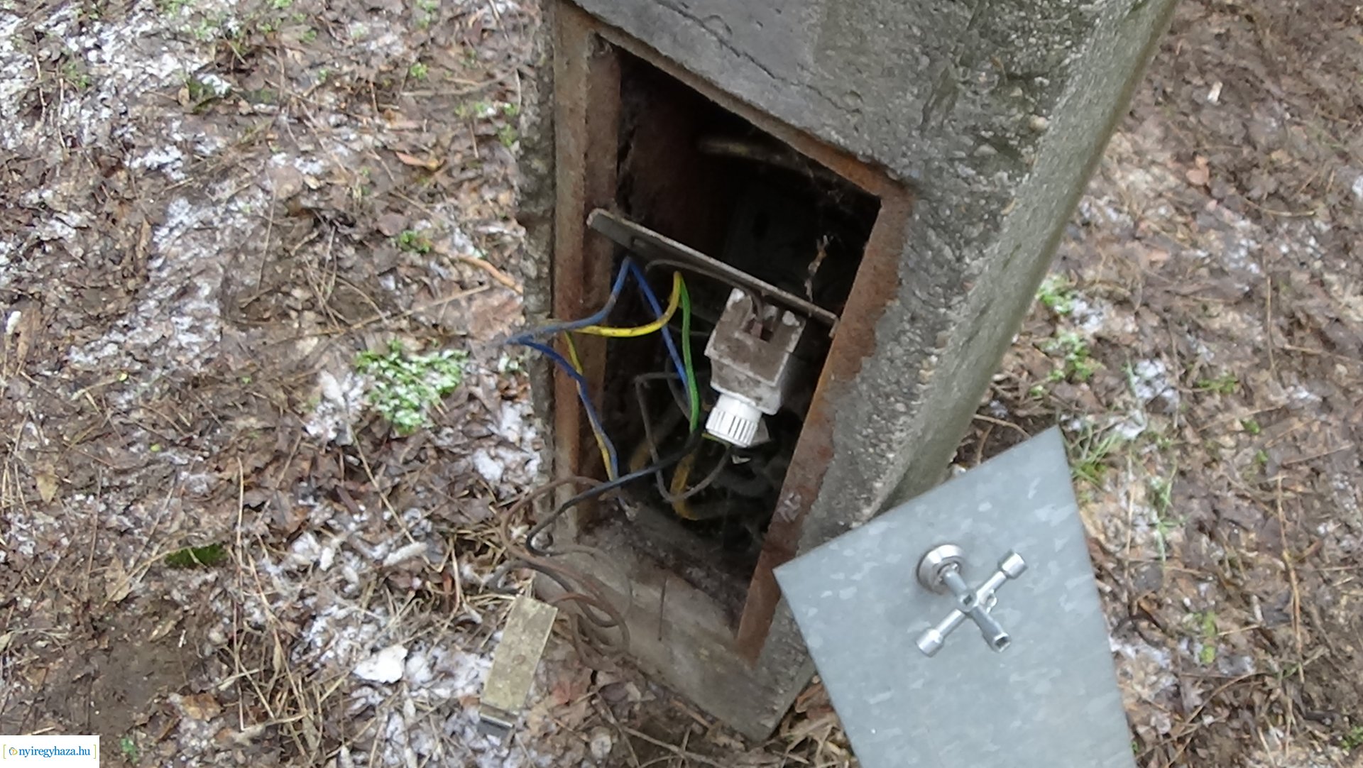 Izzókat cseréltek az E.ON szakemberei a Szarvas utcán 