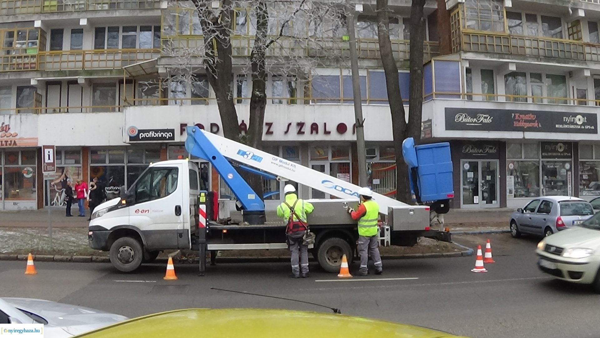 Izzókat cseréltek az E.ON szakemberei a Szarvas utcán 