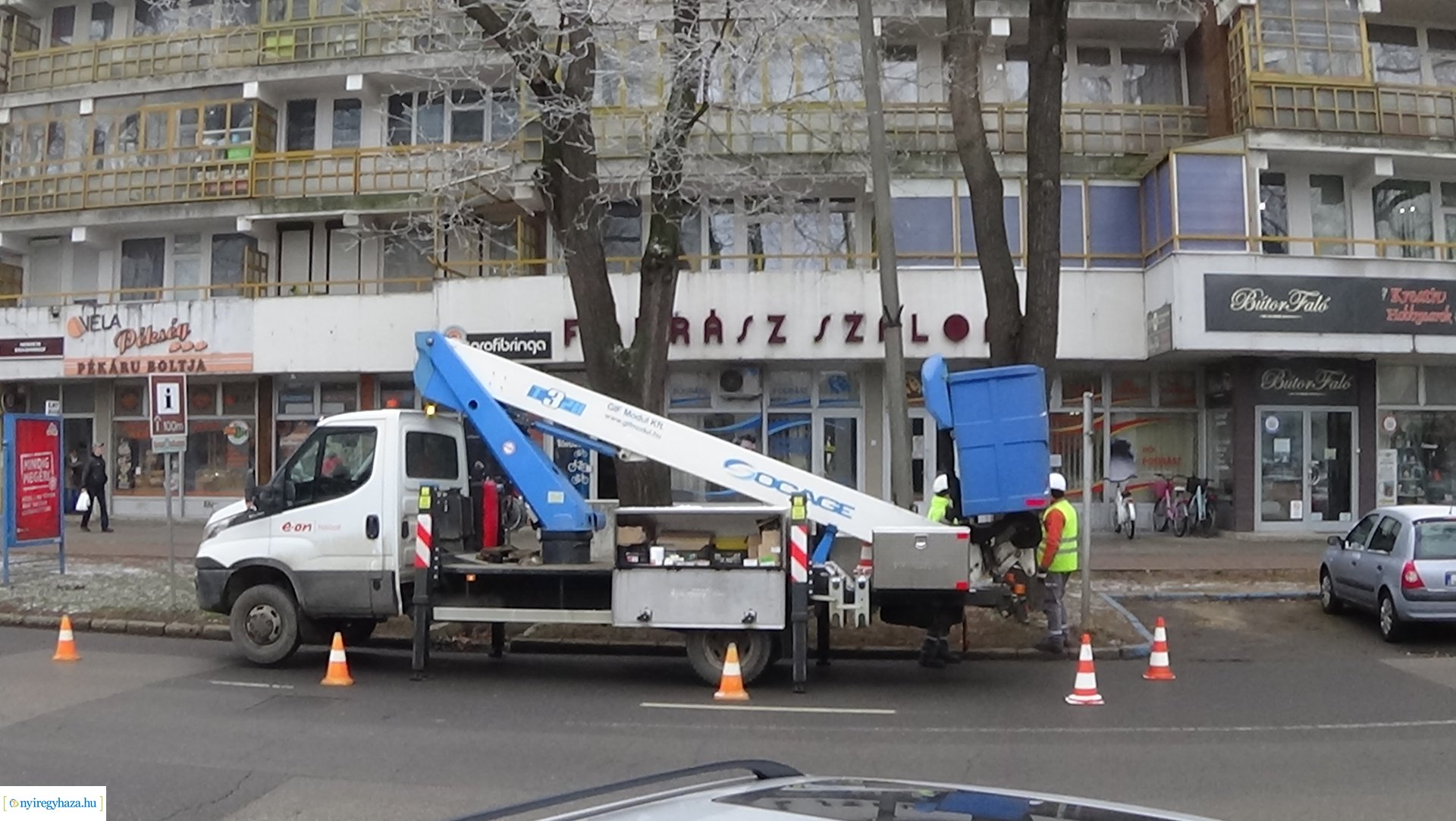 Izzókat cseréltek az E.ON szakemberei a Szarvas utcán 