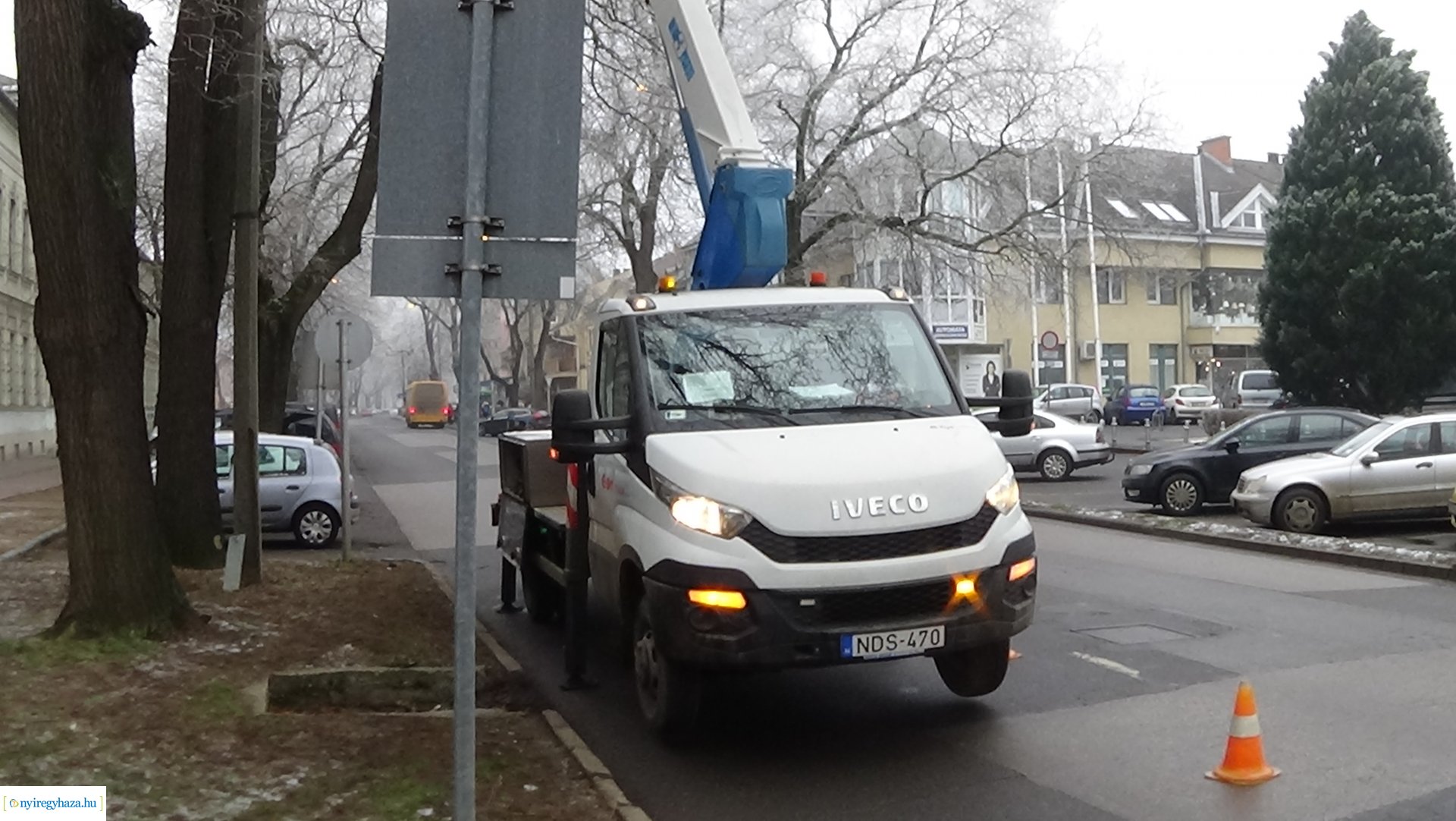 Izzókat cseréltek az E.ON szakemberei a Szarvas utcán 