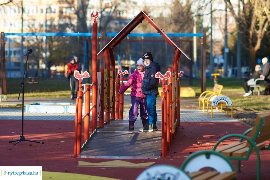 Játszótér átadás a Sarkantyú utcán