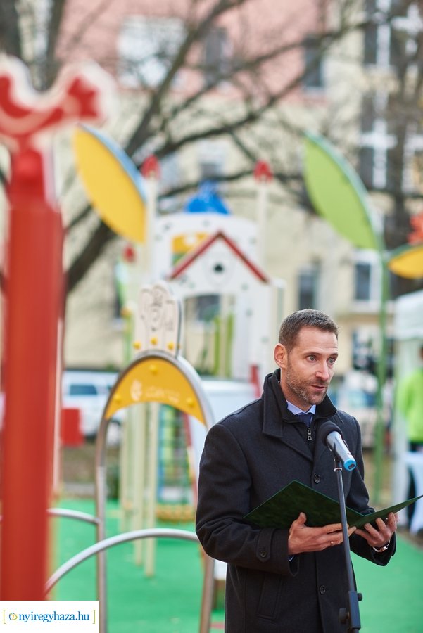 Játszótér átadás a Sarkantyú utcán