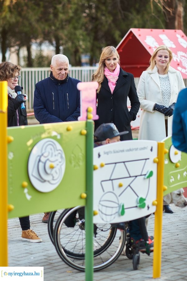 Játszótér átadás a Sarkantyú utcán