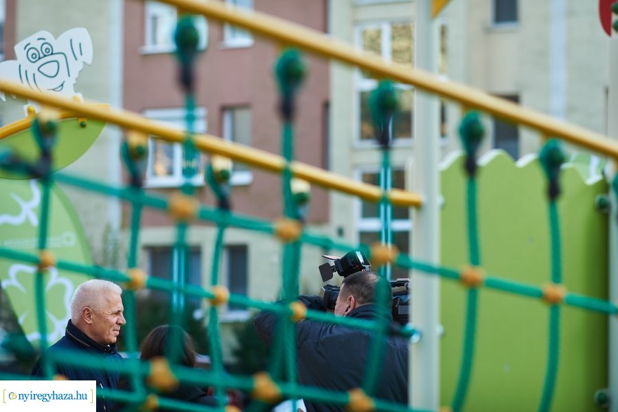 Játszótér átadás a Sarkantyú utcán