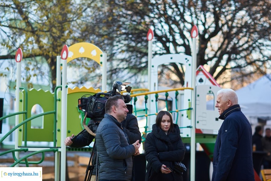 Játszótér átadás a Sarkantyú utcán