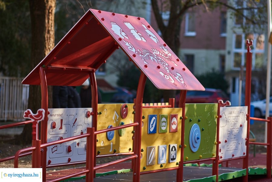 Játszótér átadás a Sarkantyú utcán
